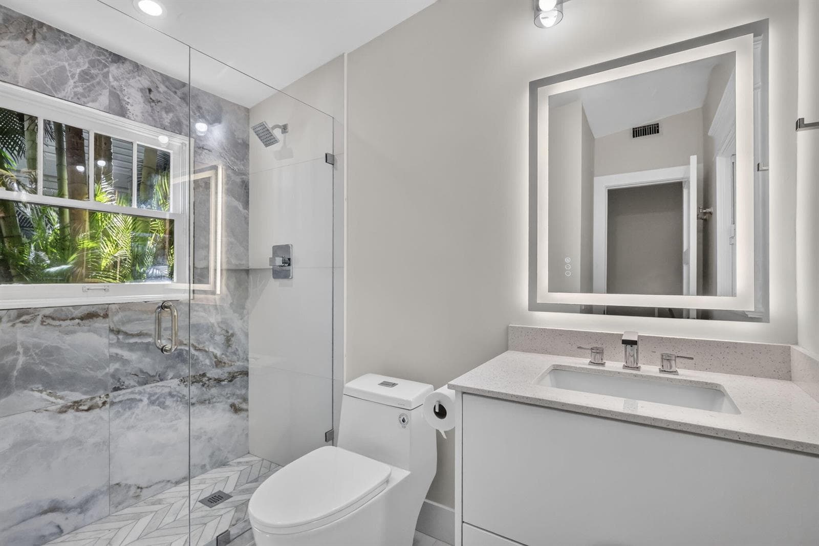 1st floor Full Bathroom #2