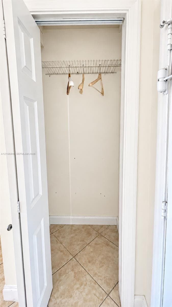 Extra entrance closer