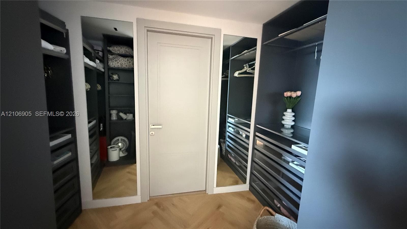 3rd bed walking closet