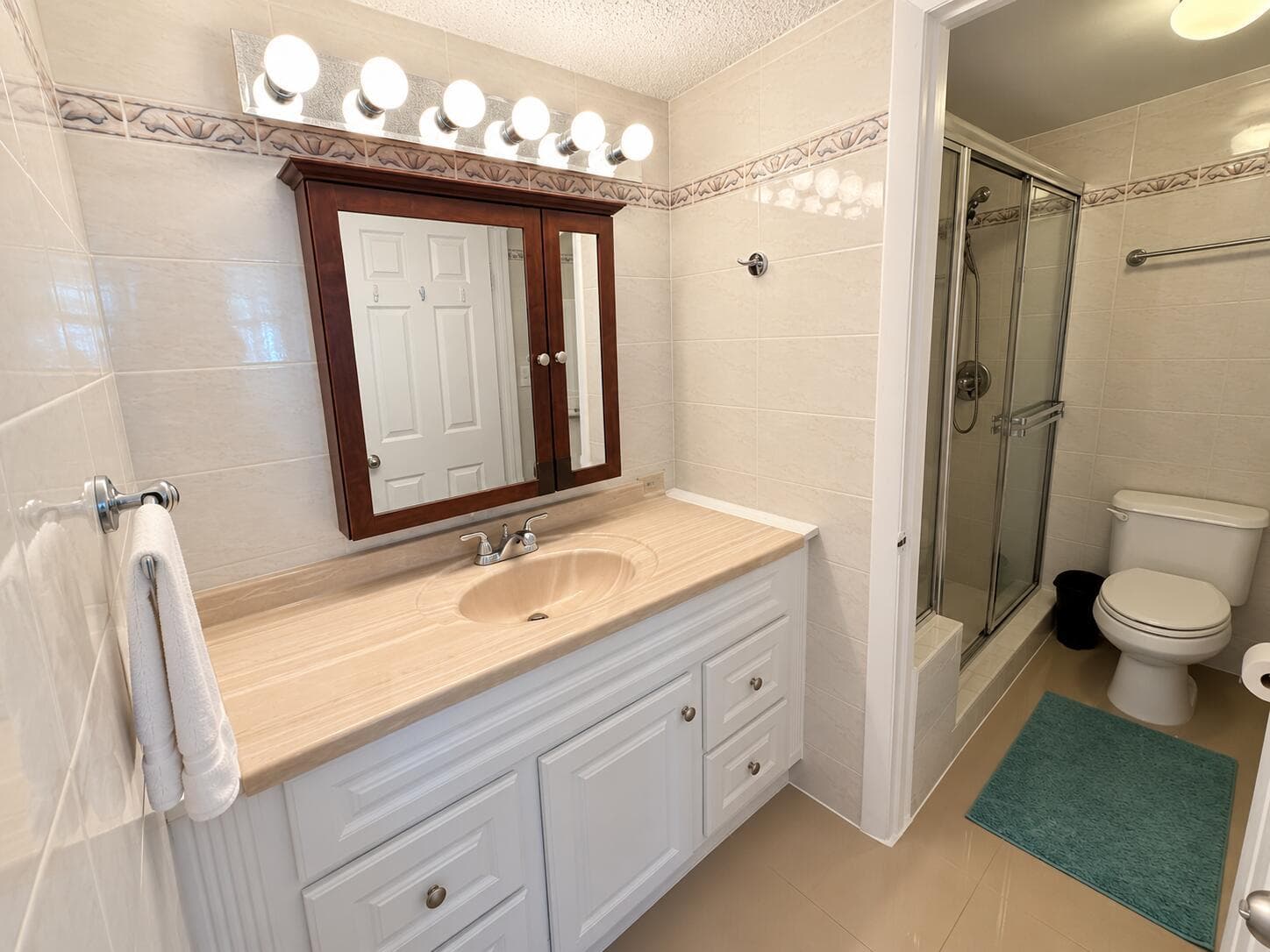 Baño beige renovado y luminoso