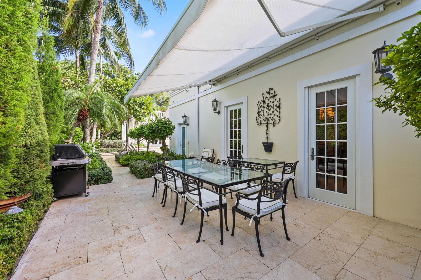34 - Outdoor Dining