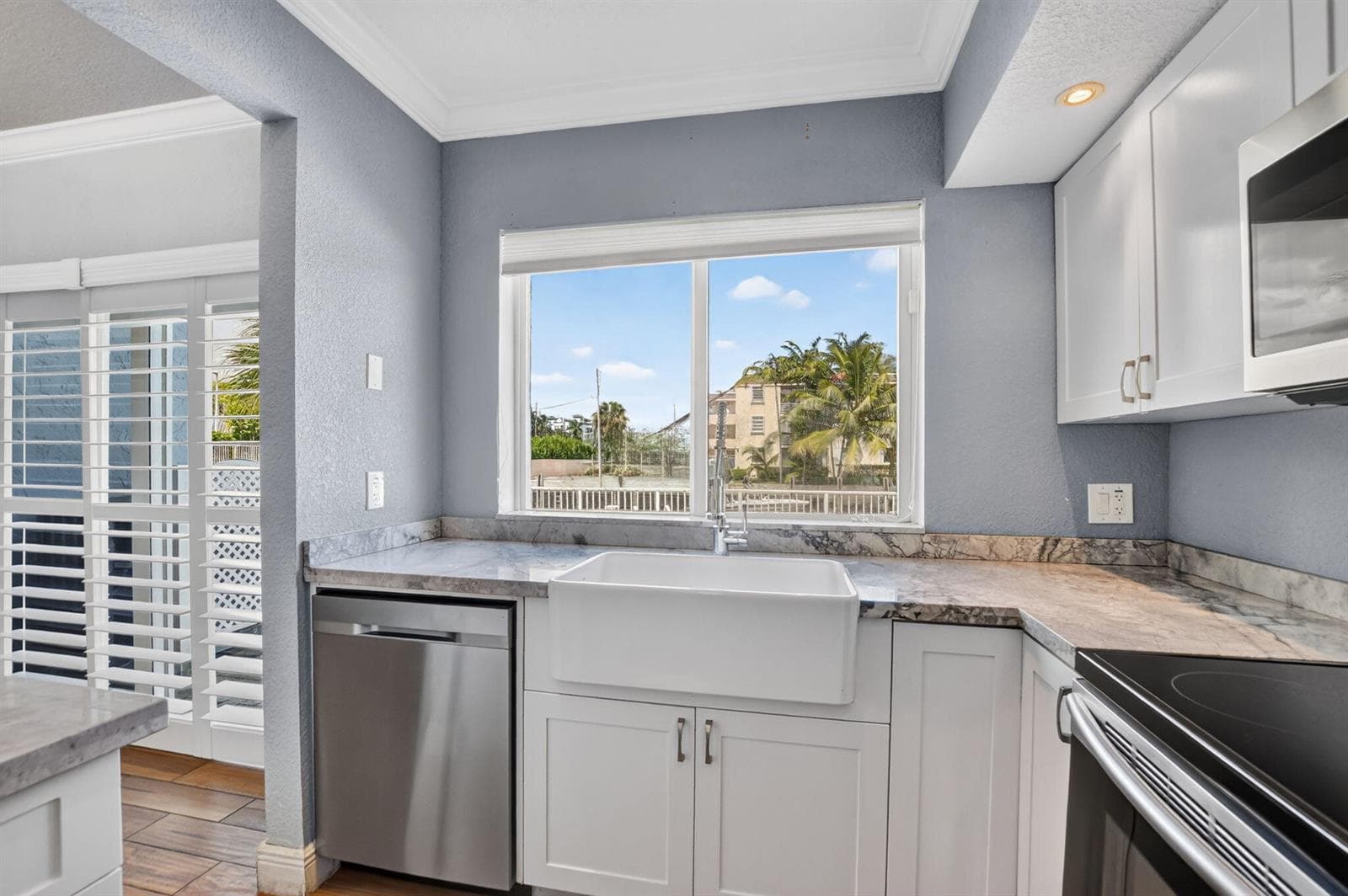 Kitchen Faces Pool & Waterfront