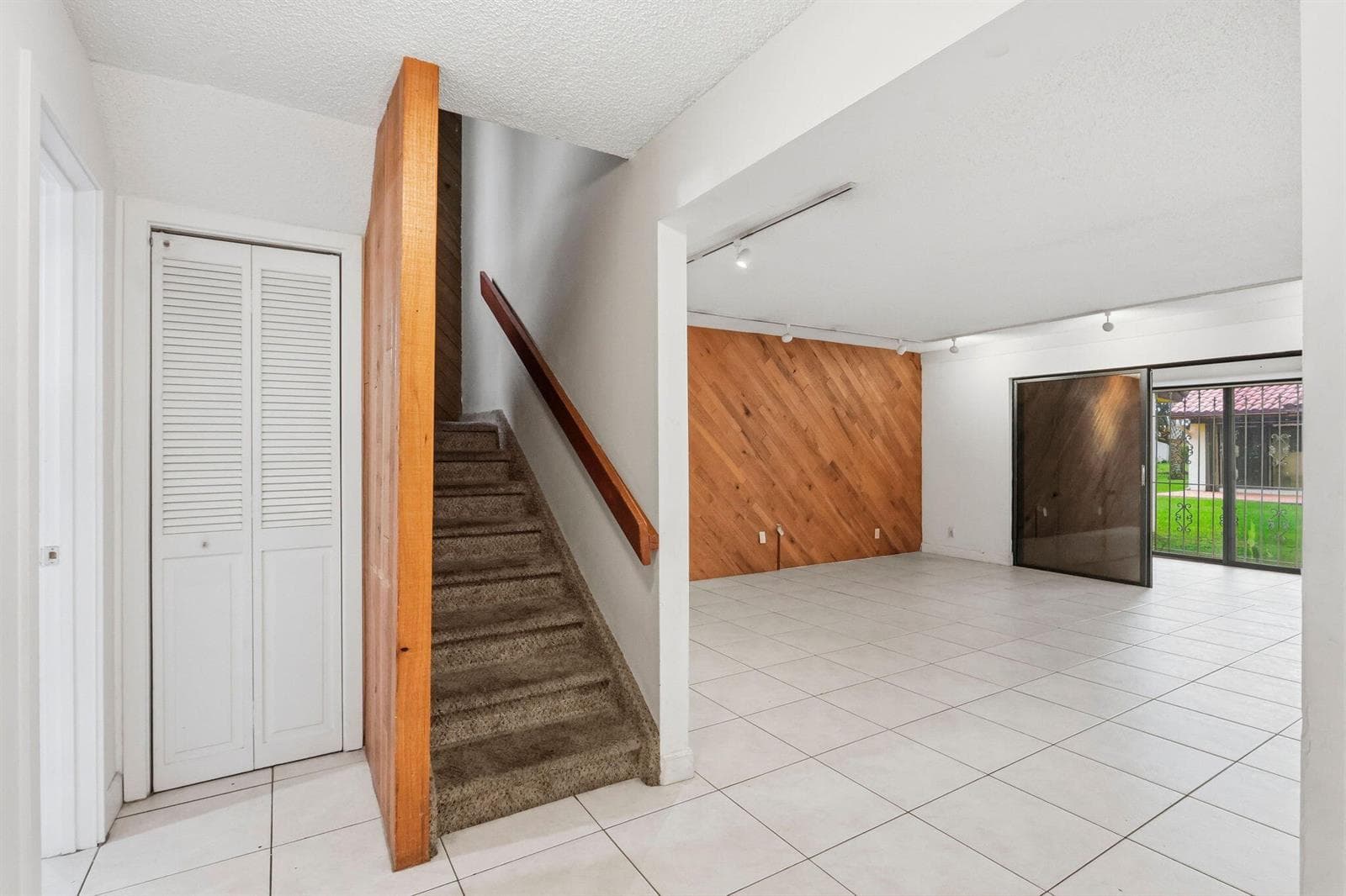 6850 Tiburon Dr