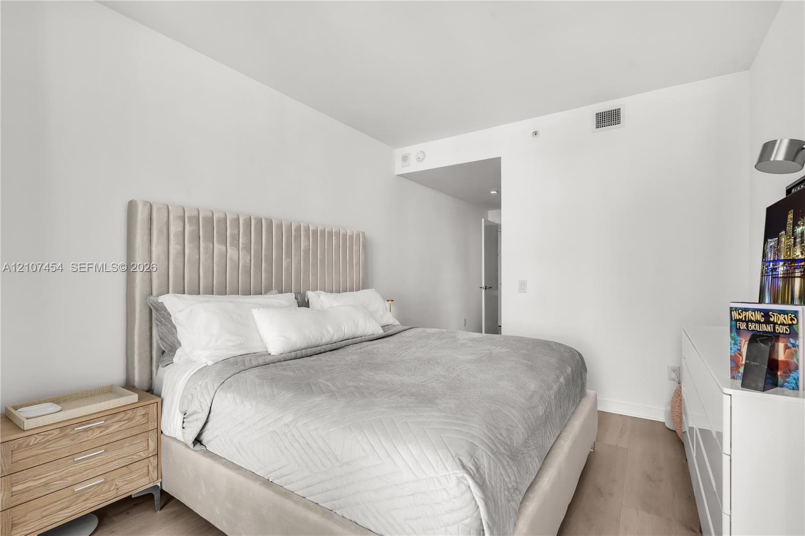 Neutral-toned room with wood-finish flooring, smooth ceilings, and recessed lighting