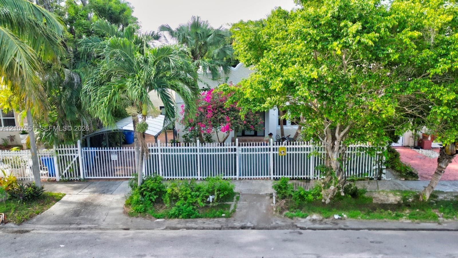 1676 SW 11th St photo 31