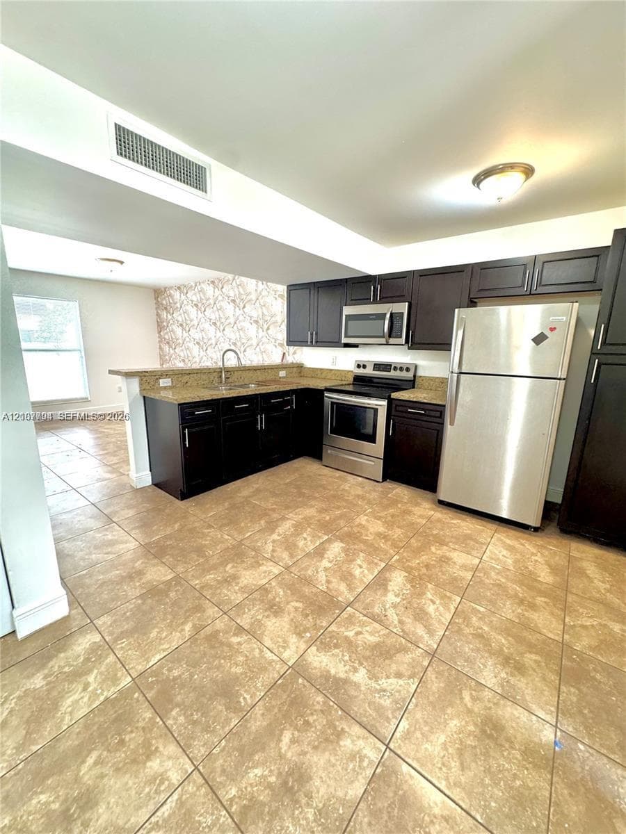 TOWN PARK PLAZA NORTH CON · #323 in Miami - Photo 2