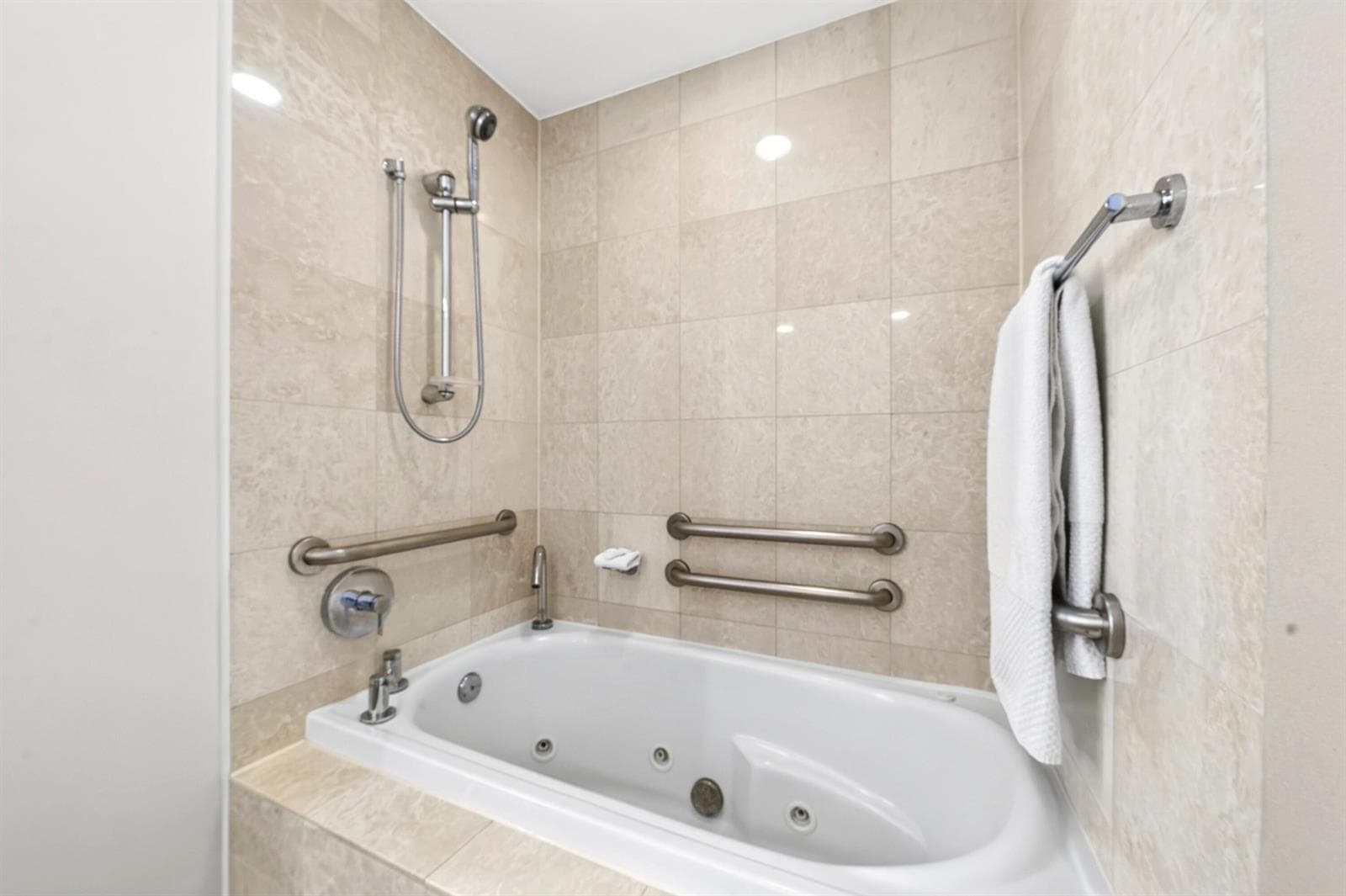 016-023-Bathroom-4000x2664