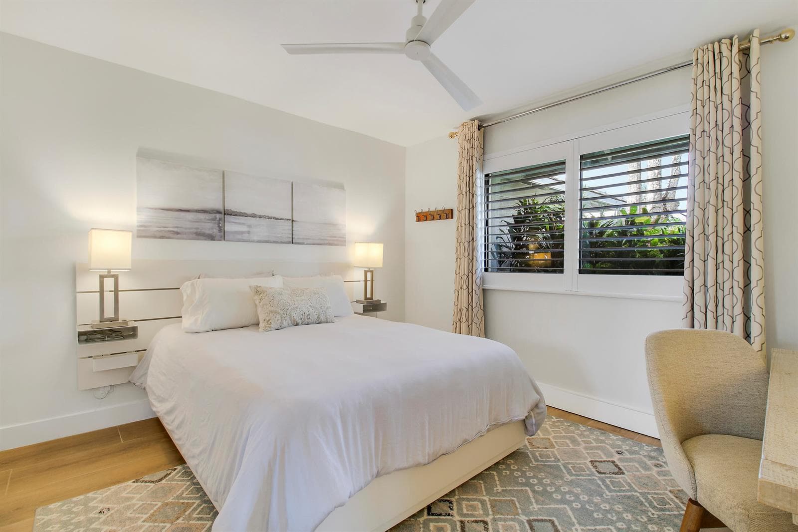 Guest room with Queen Bed.