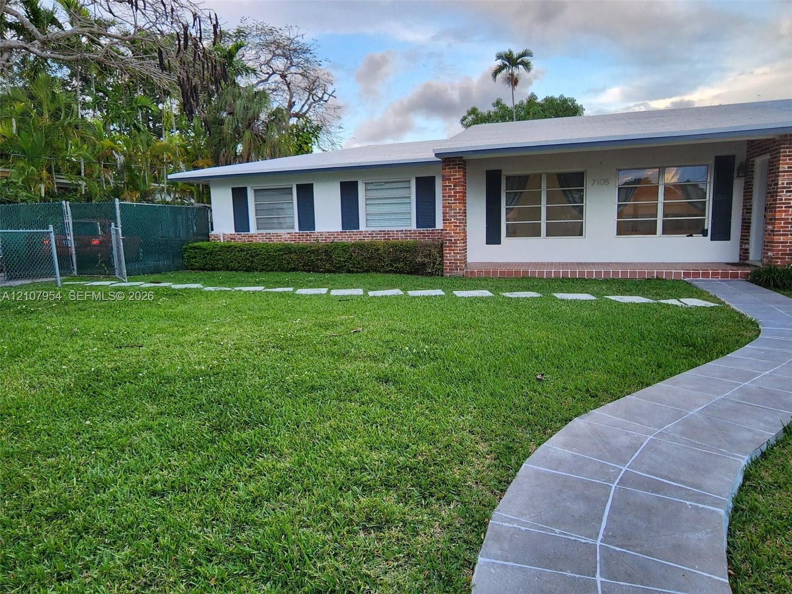 7105 SW 84th Ave photo 1