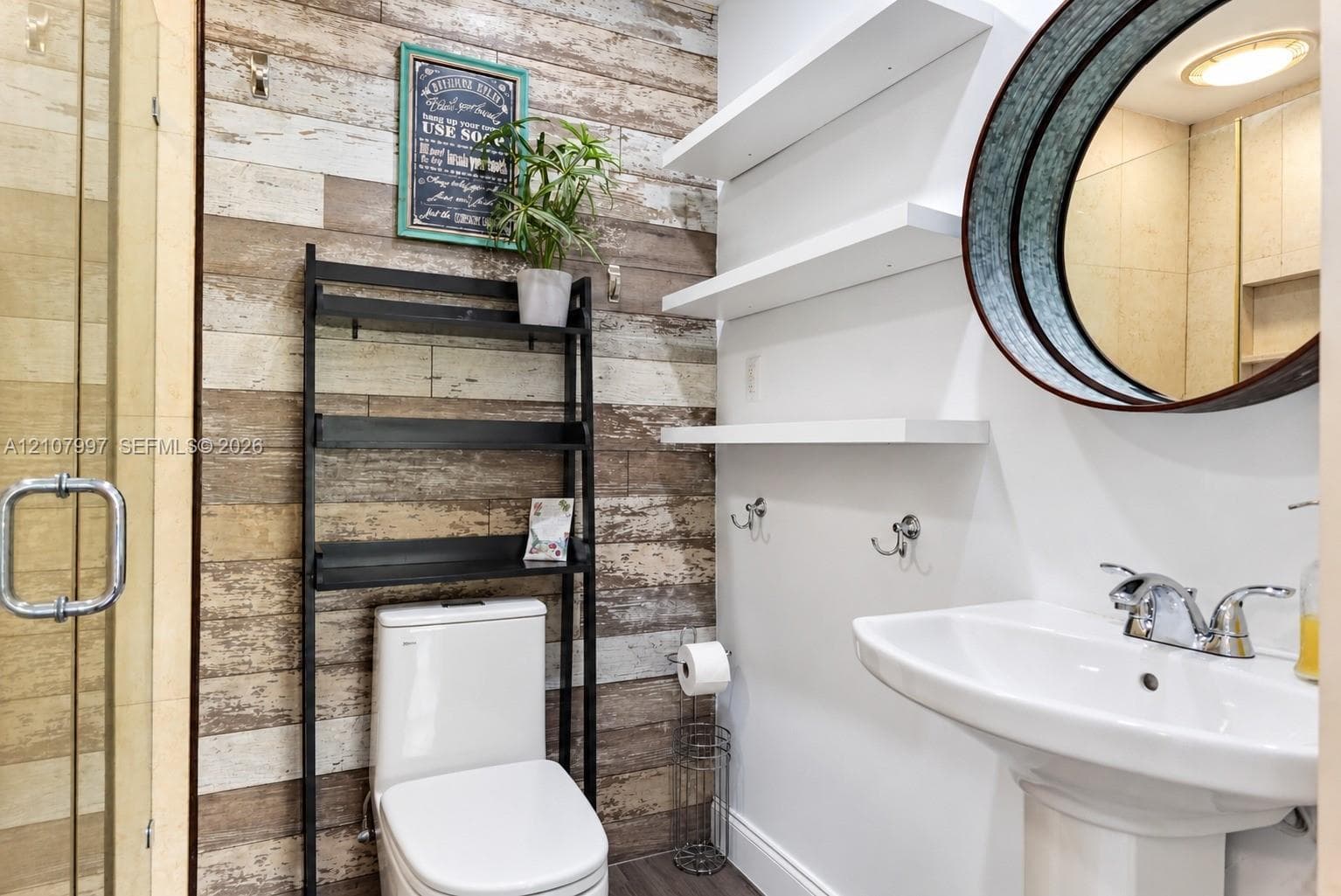 Tub with glass door & rainfall showerhead