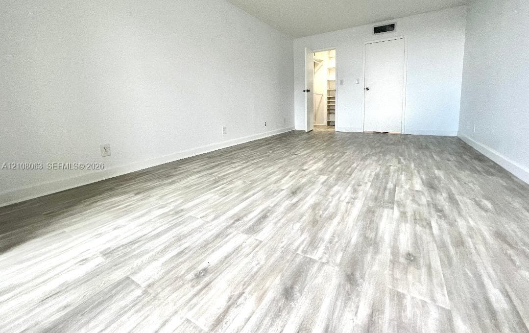 Large Bedroom/w Walking Closet
