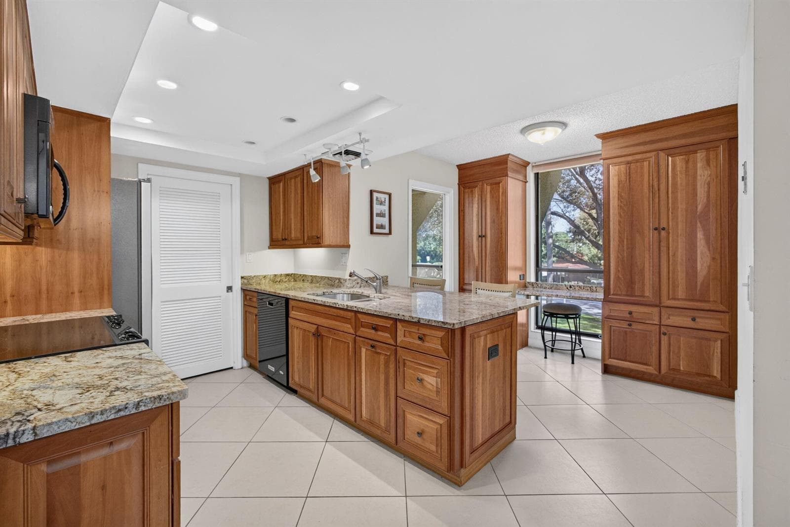 24-web-or-mls-WL - Kitchen