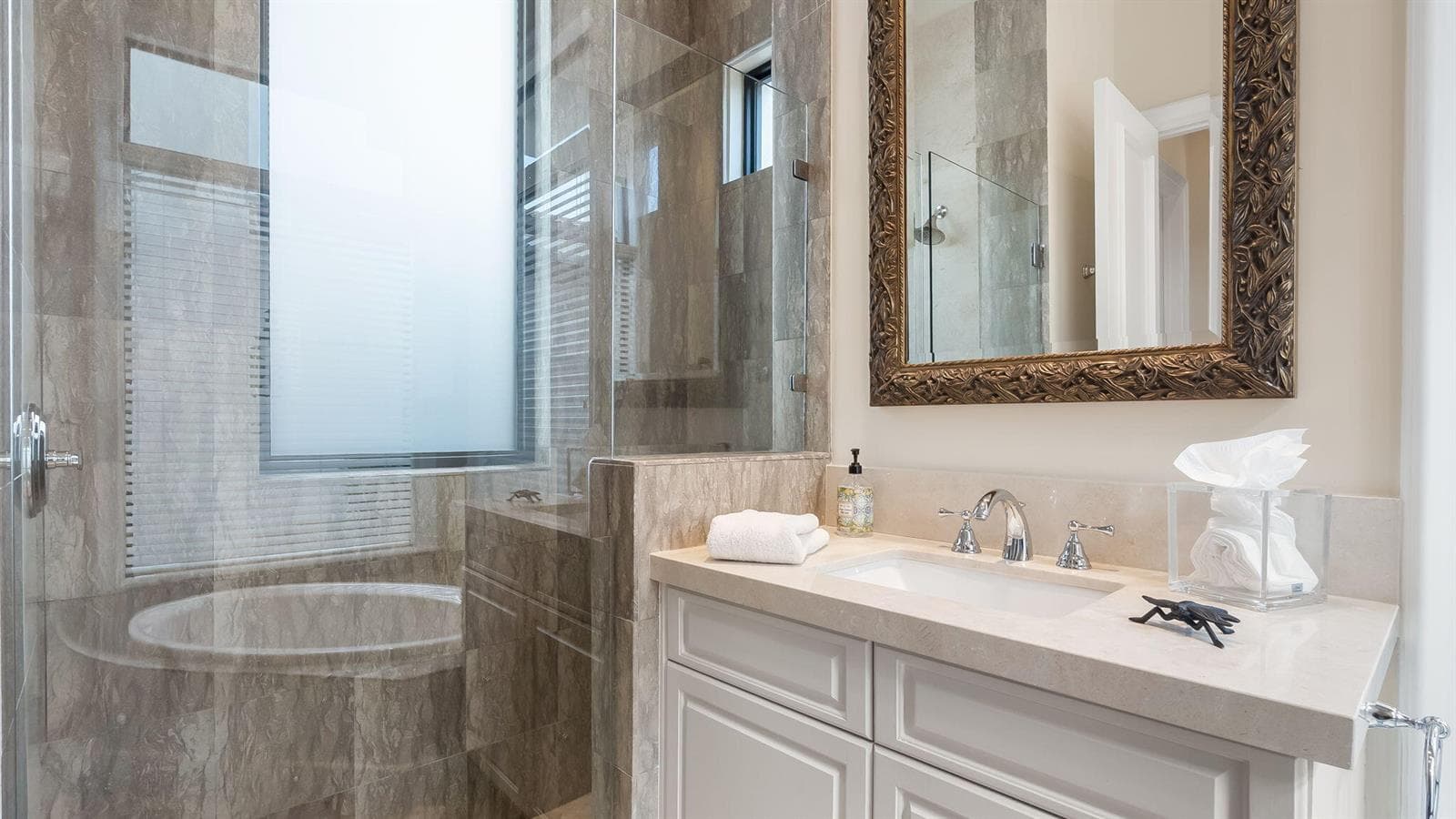 Main Floor Ensuite Bath #2