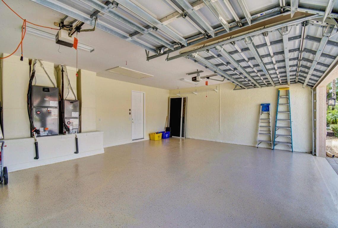 11840 3 Car Garage