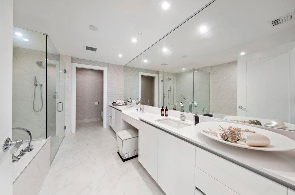 Bathroom 2 w/ 2 Sinks and Dressing Table