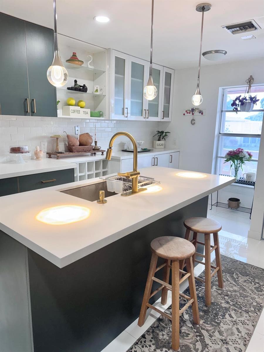 Breakfast-bar on kitchen island