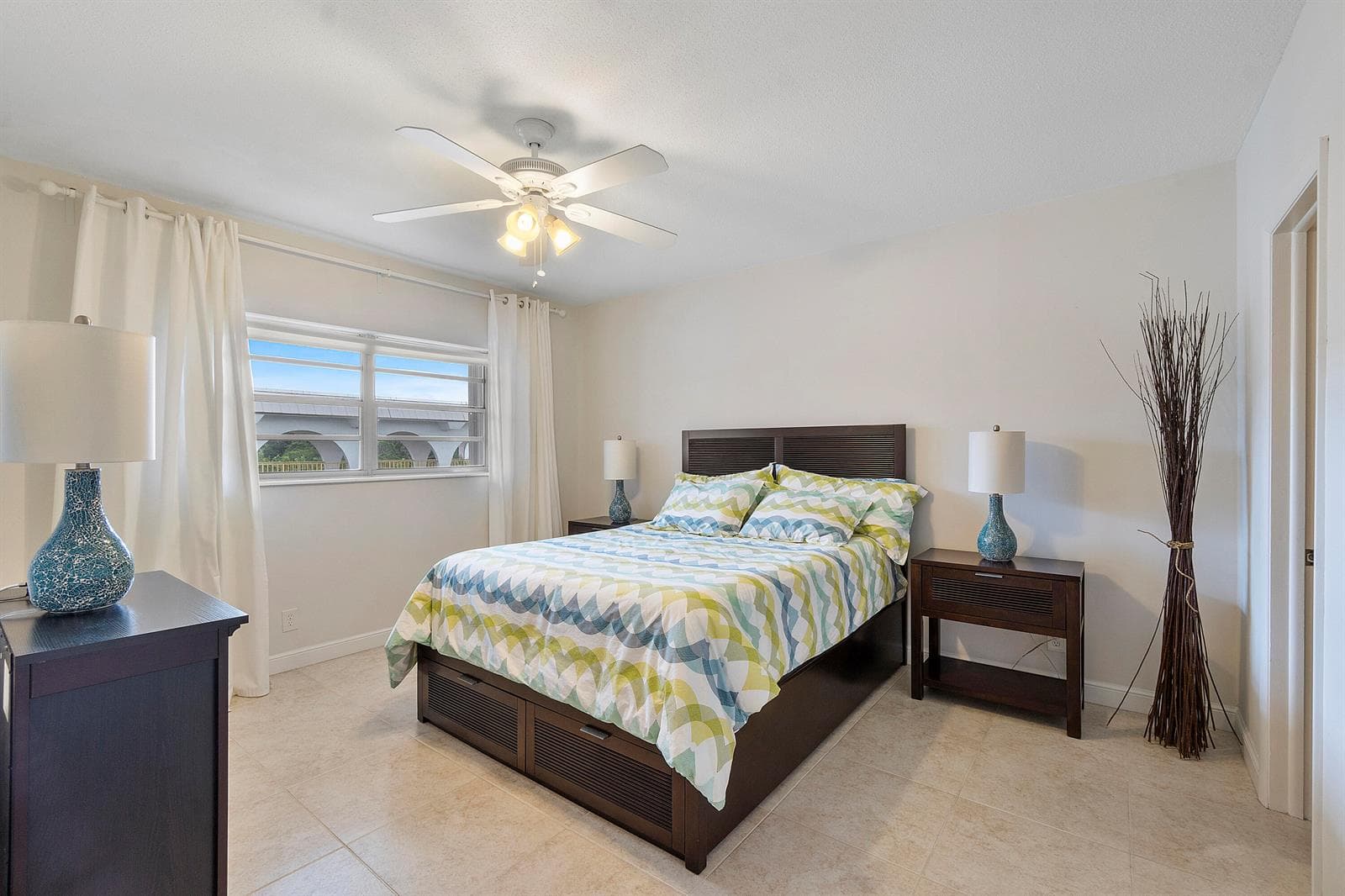 5401 NW 2nd Ave U322_028