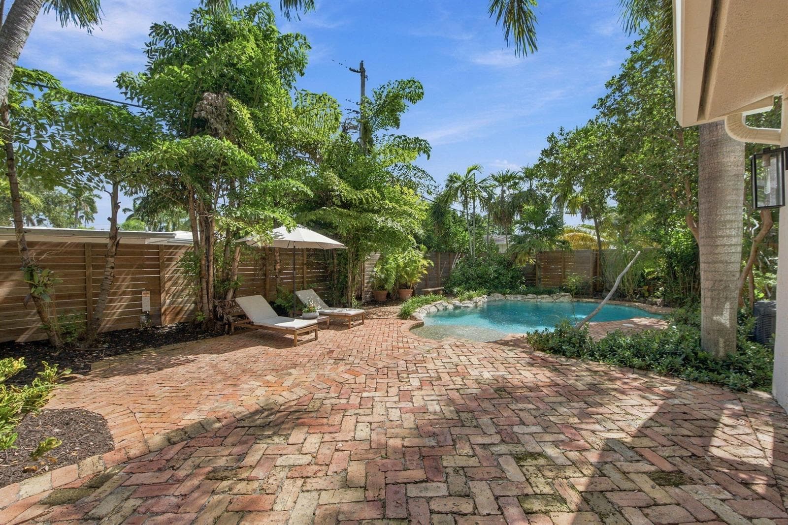 21-web-or-mls-700-n-victoria-park-rd