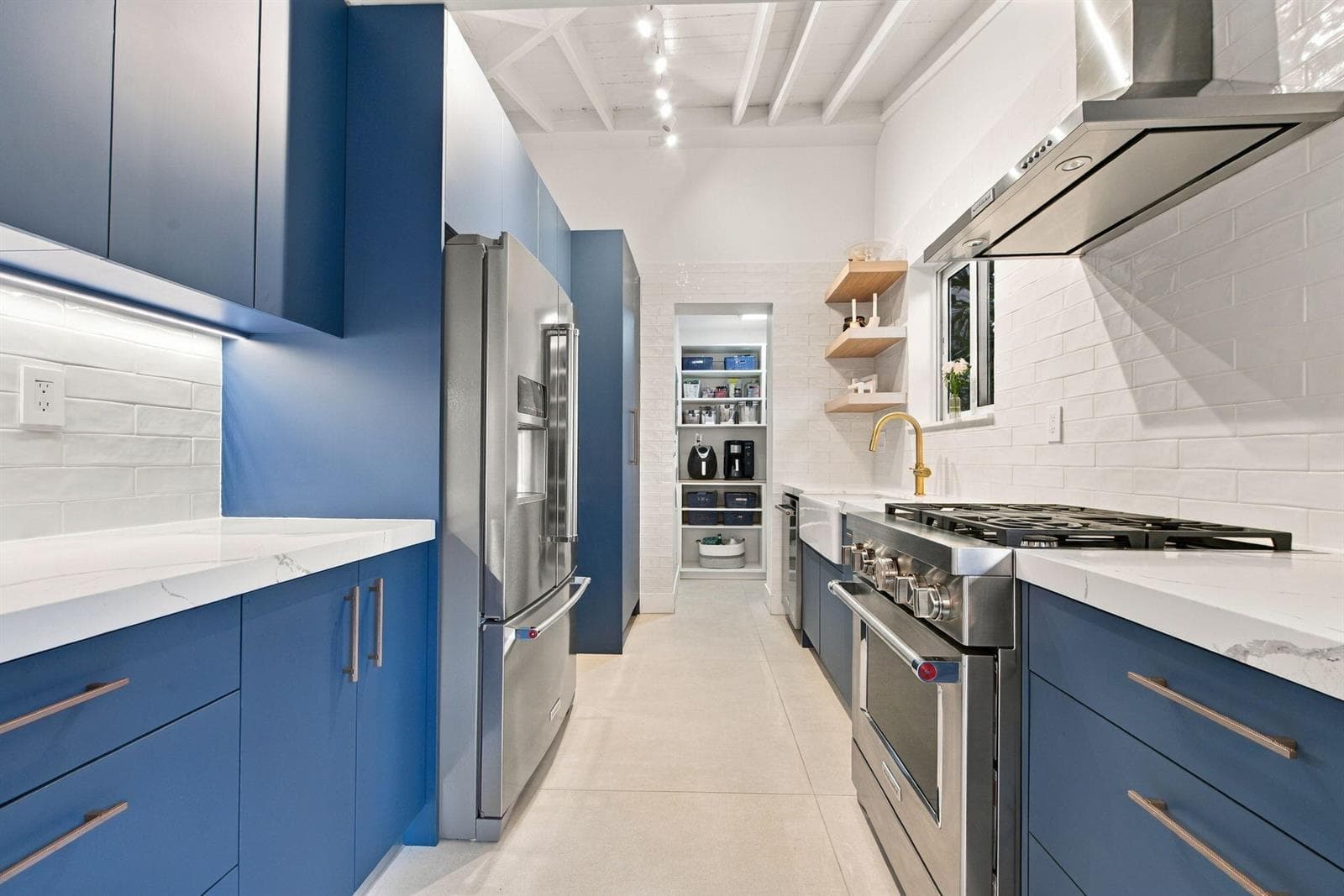 8-web-or-mls-700-n-victoria-park-rd