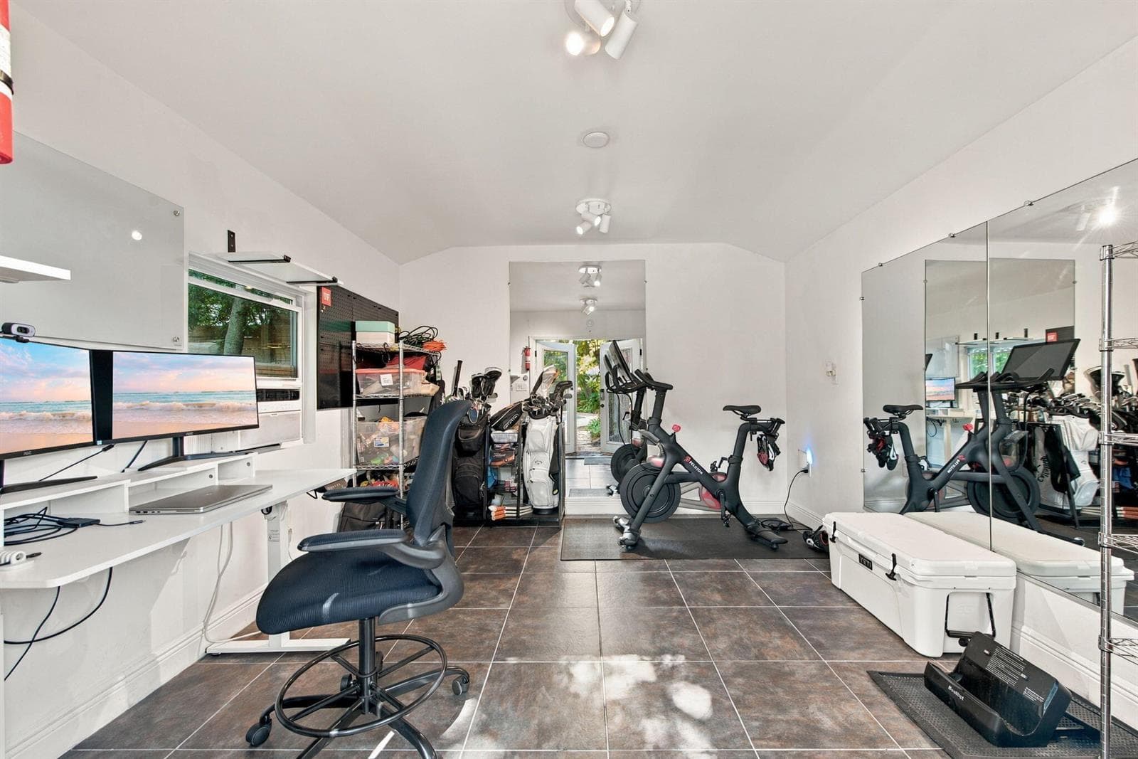 26-web-or-mls-700-n-victoria-park-rd
