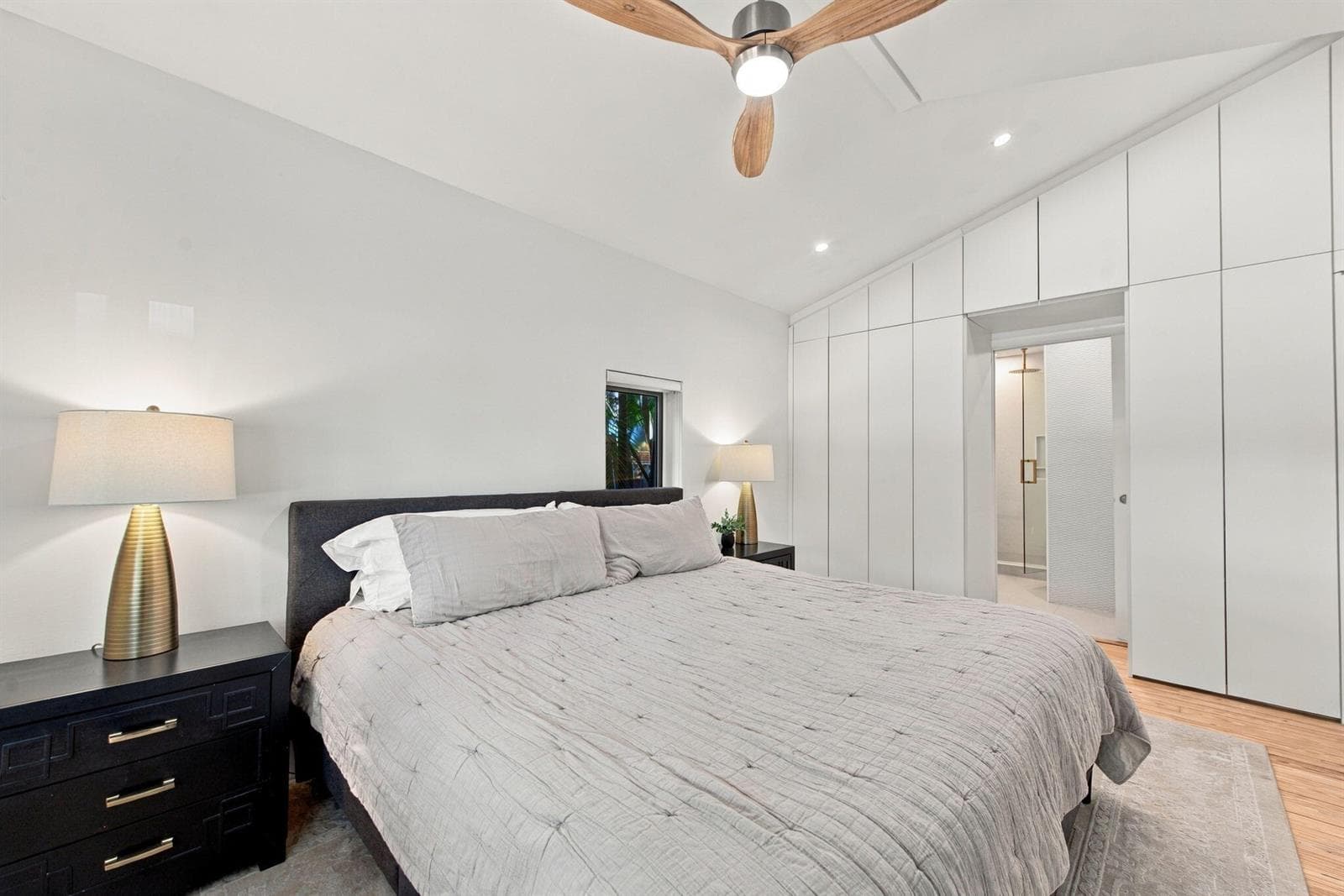 11-web-or-mls-700-n-victoria-park-rd