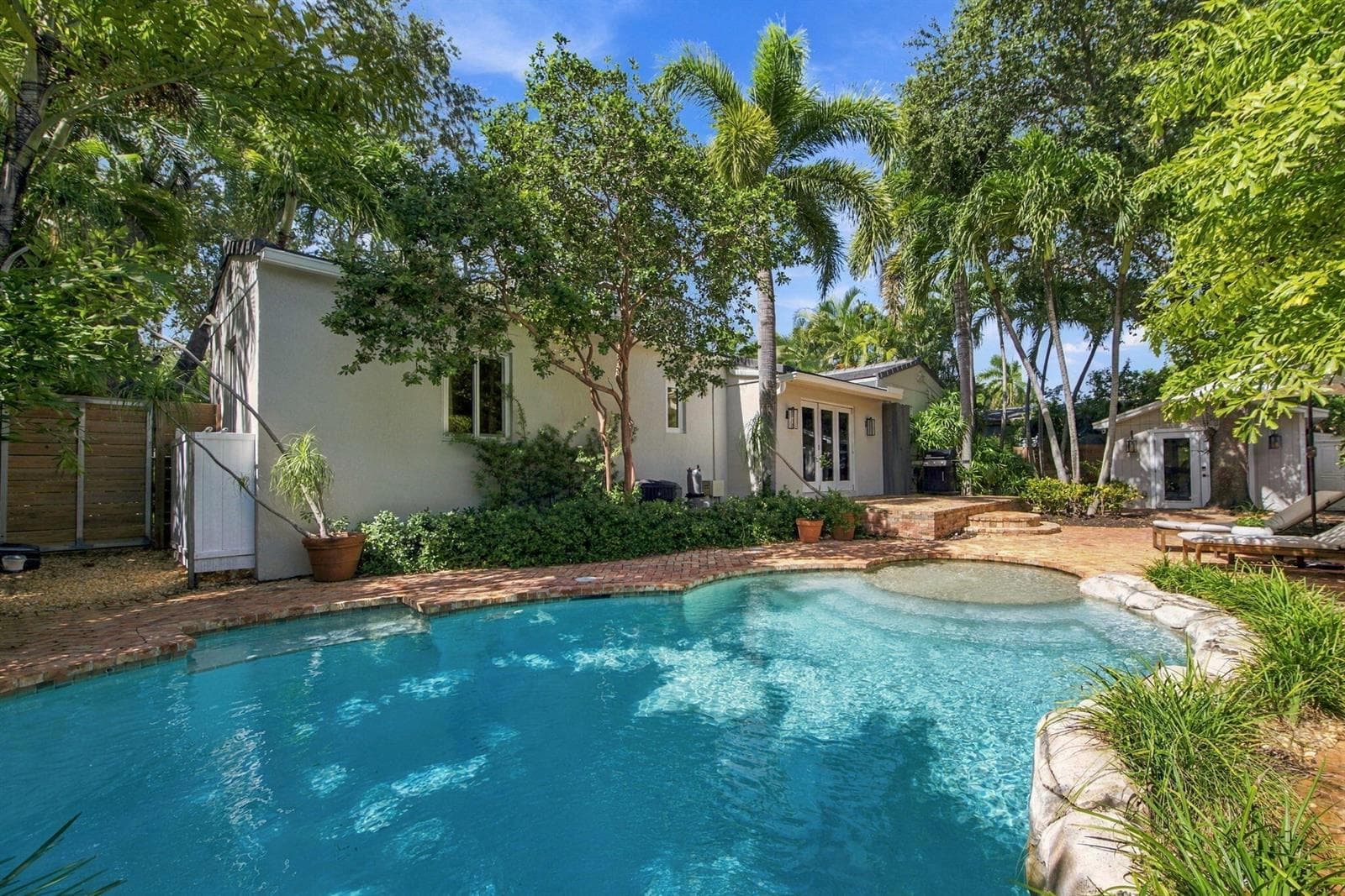 23-web-or-mls-700-n-victoria-park-rd