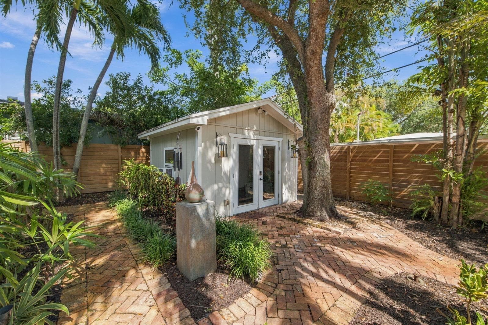 25-web-or-mls-700-n-victoria-park-rd
