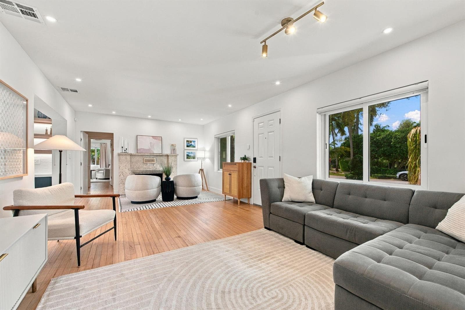 5-web-or-mls-700-n-victoria-park-rd