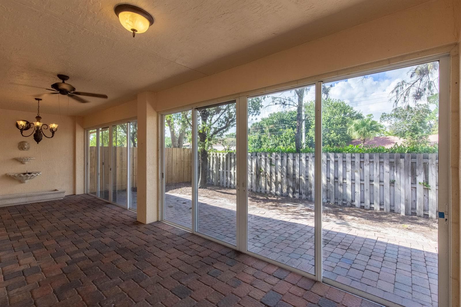 Enclosed patio w/AC