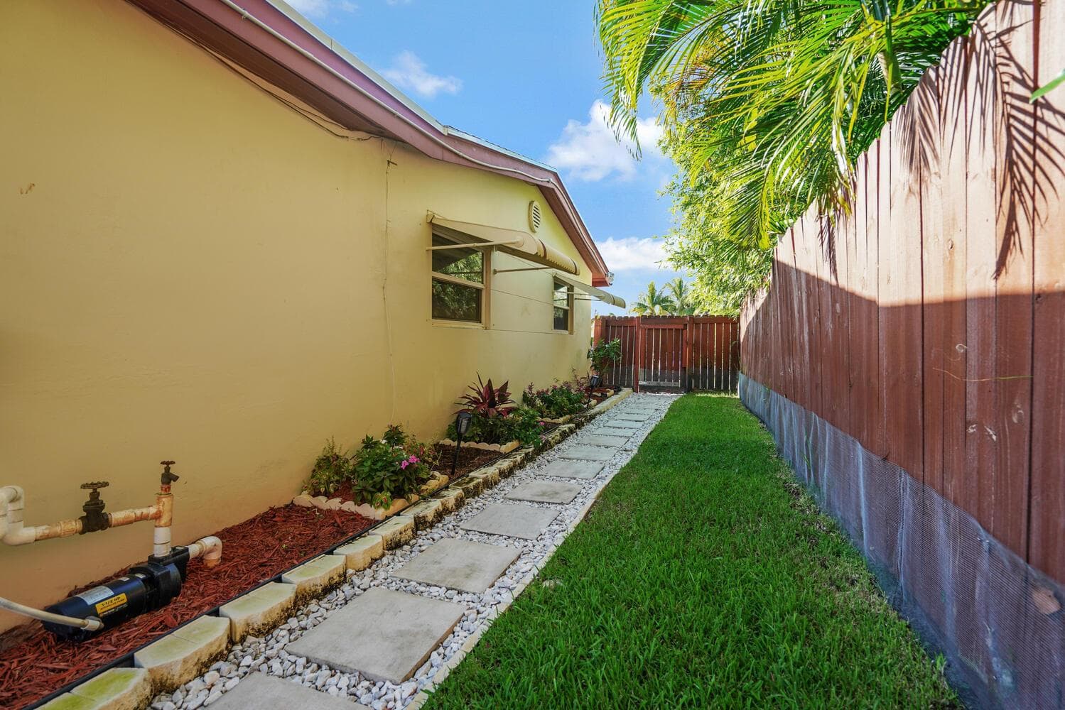 416 Lighthouse Drive North-large-034-024