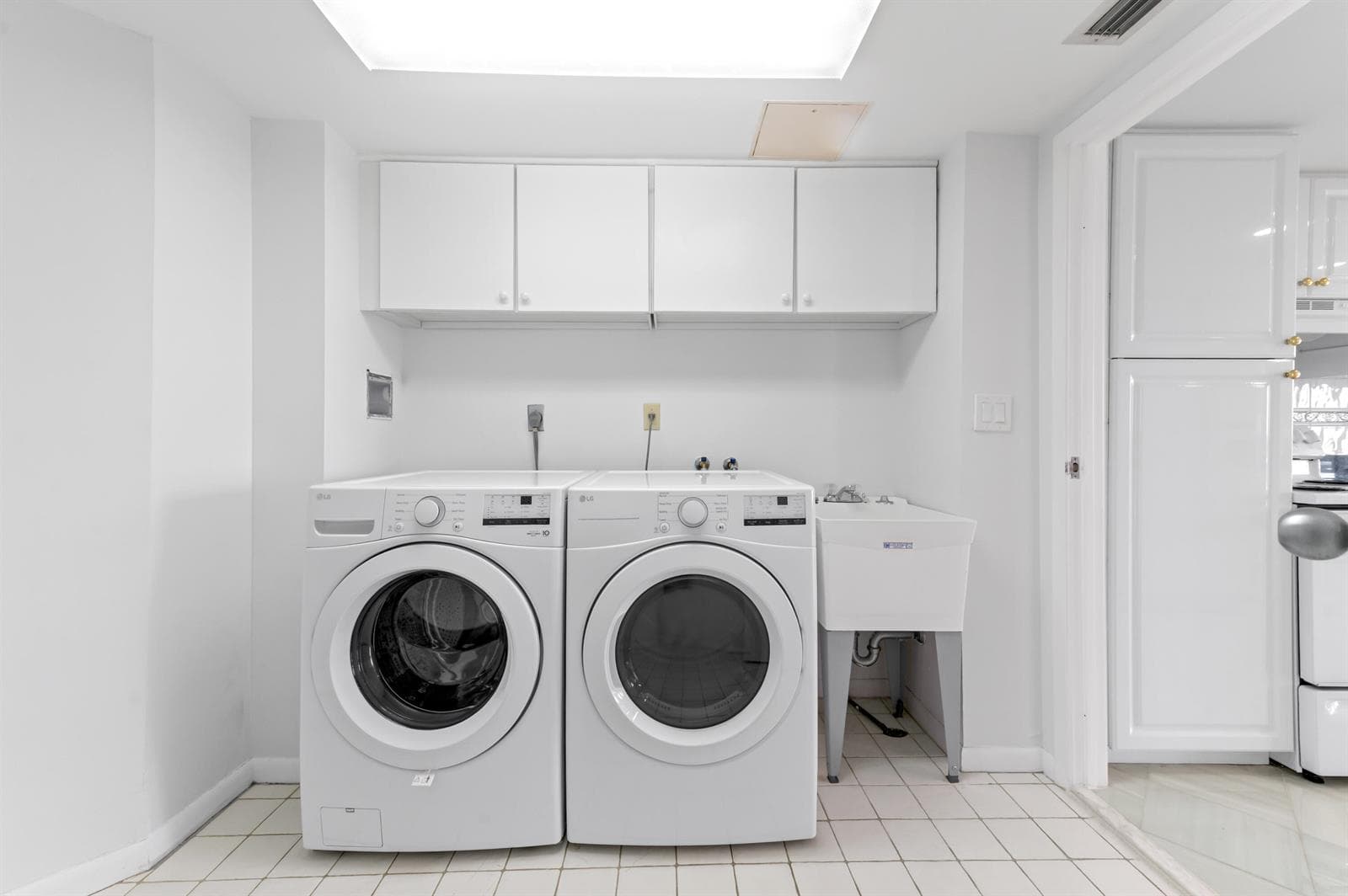 18 laundry room 01