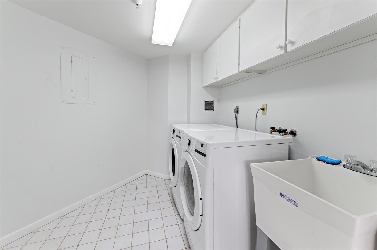 19 laundry room 02