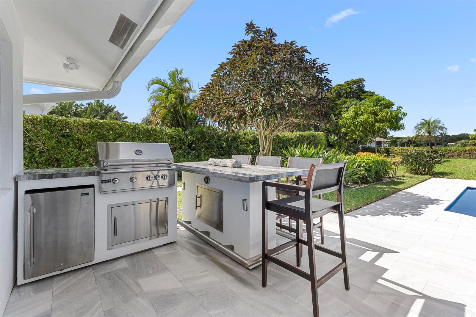 Outdoor Kitchen & Bar