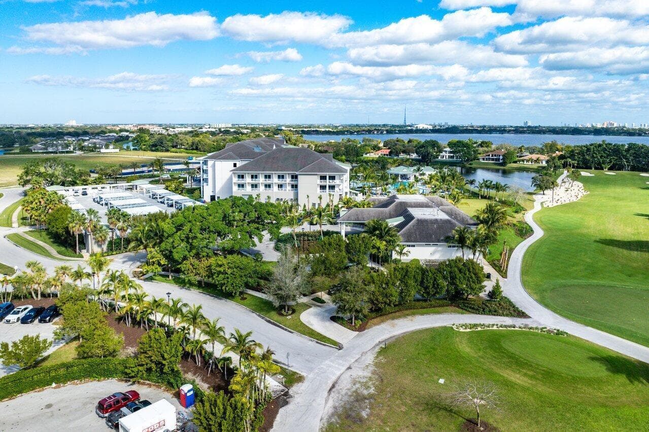 RESORT LIVING