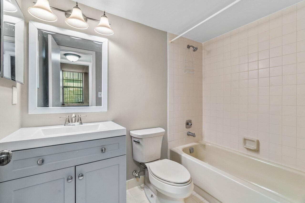 021-1555SouthFederalHighway-Unit203-Delr