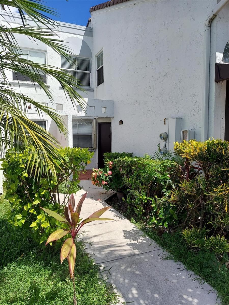 THE GREENS AT DORAL CONDO #31