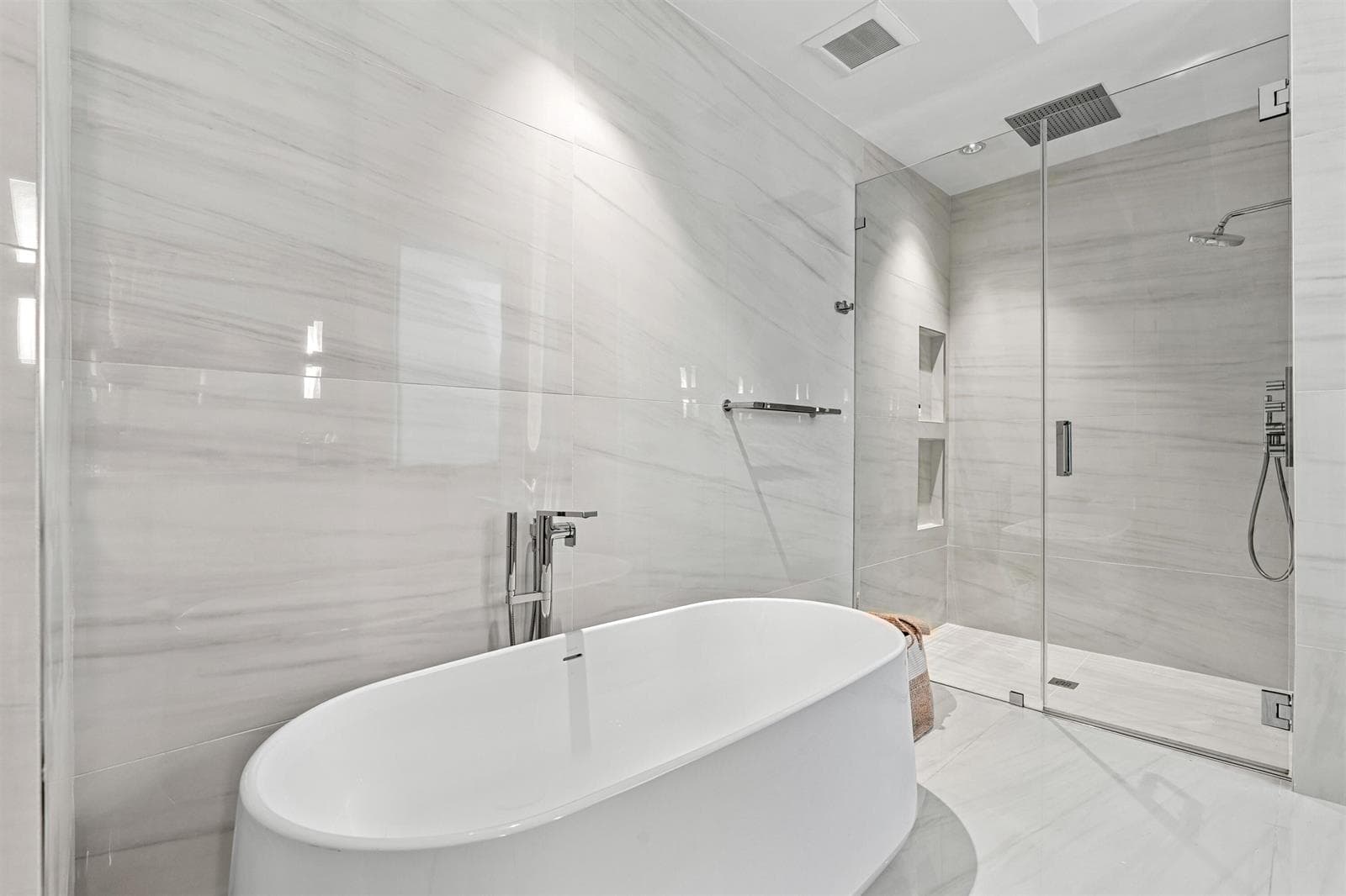 PRIMARY_BATHROOM_ANGLE_LEFT