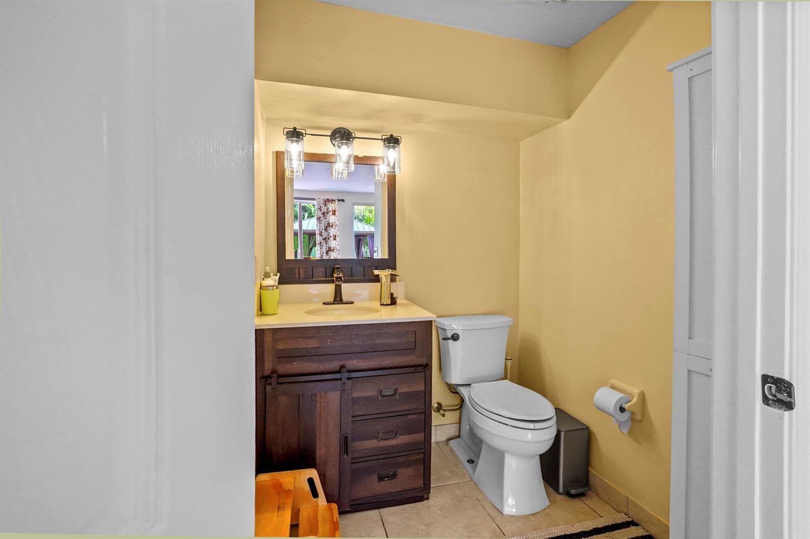 18 Bathroom 01