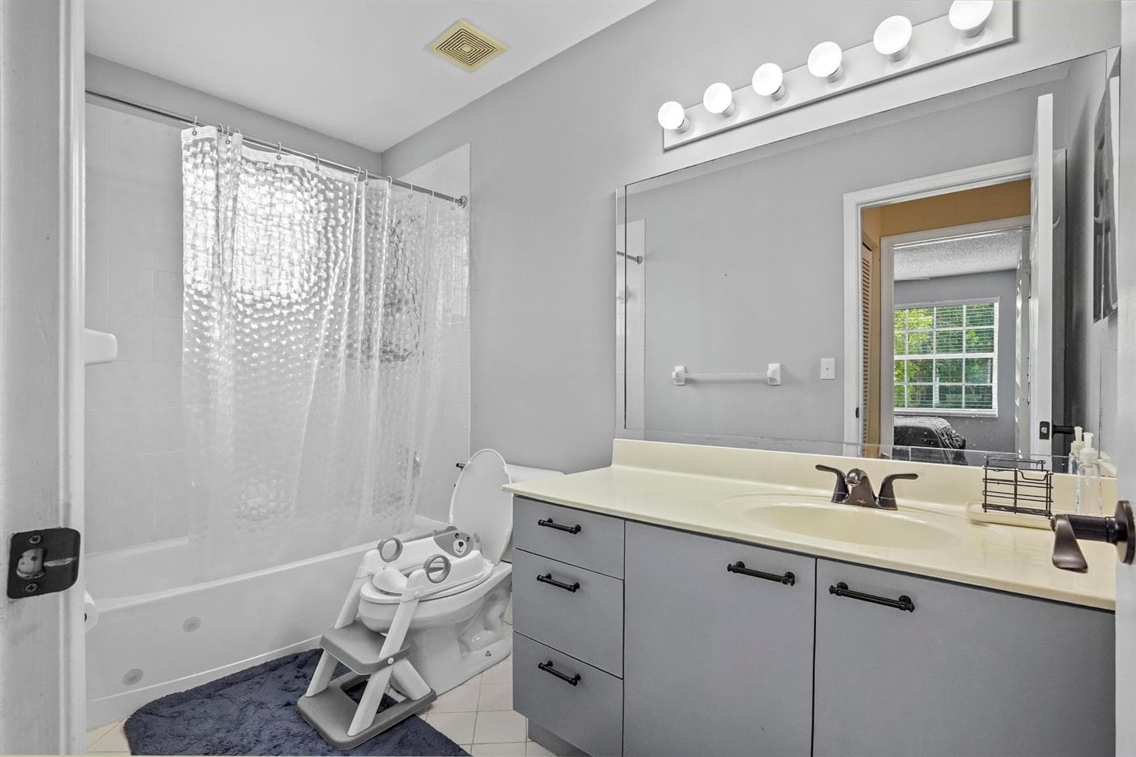 24 Bathroom 01