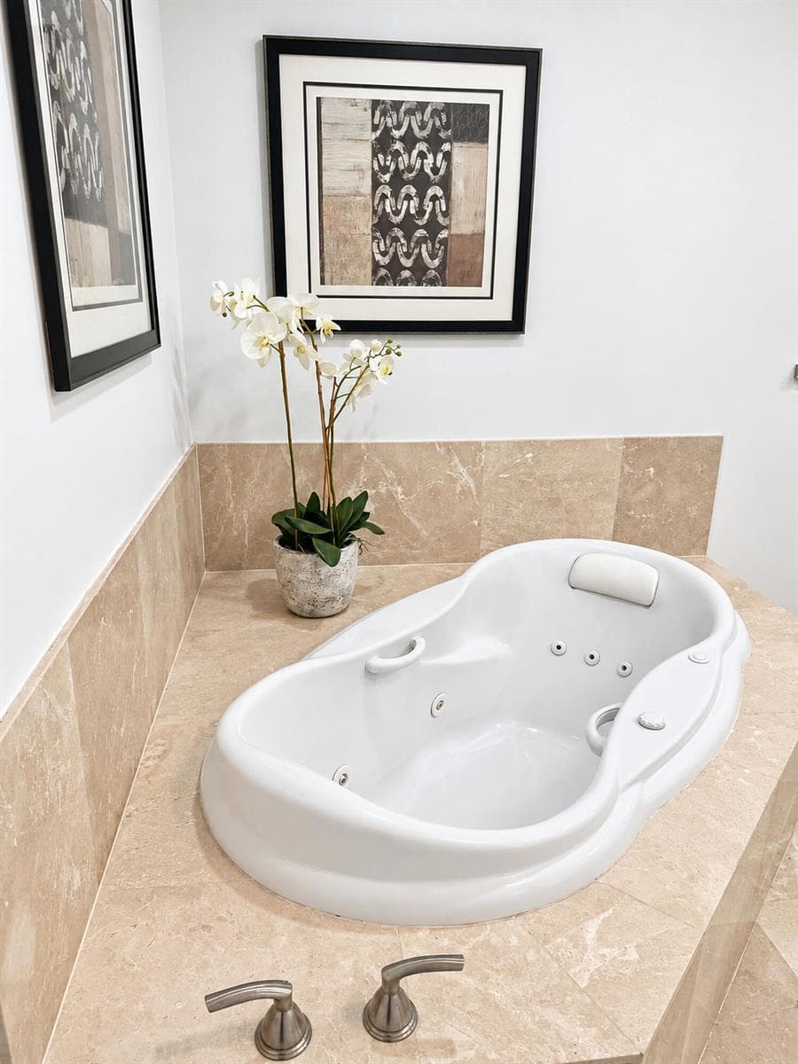 JACUZZI TUB