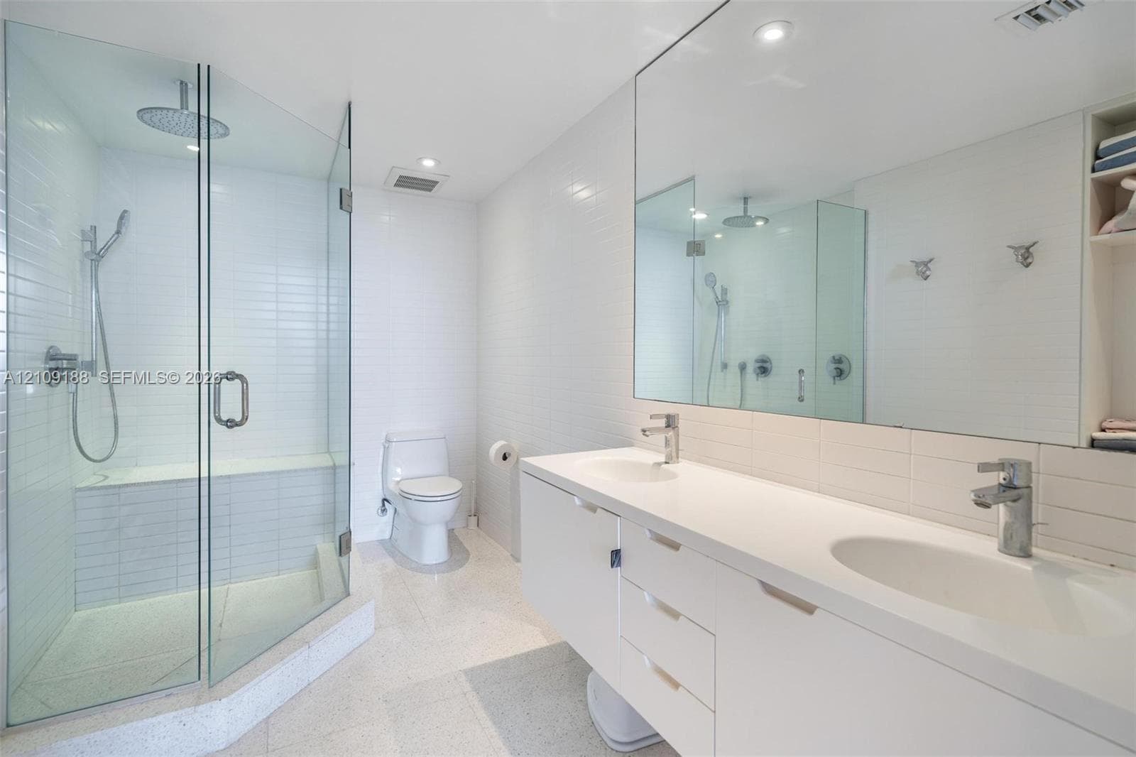 Primary ensuite with dual sinks