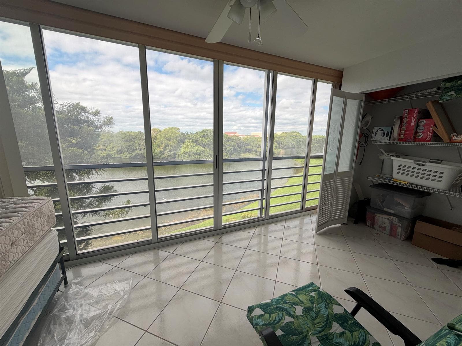 4046 Ainslie C-balcony