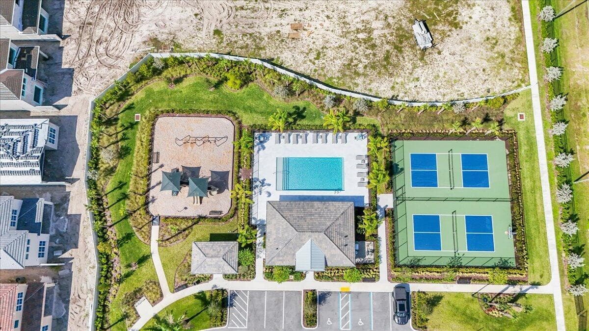 Community Pool & Courts