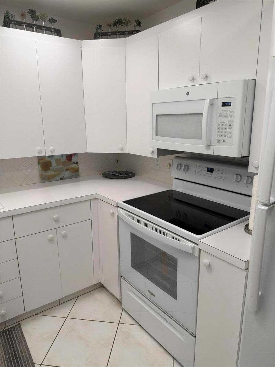 4046 Ainslie C-kitchen2