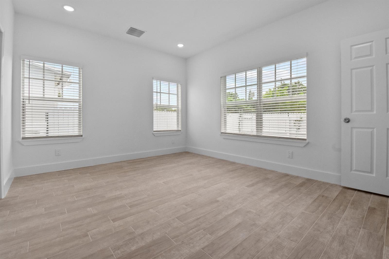 3804GreenwoodAve(19)