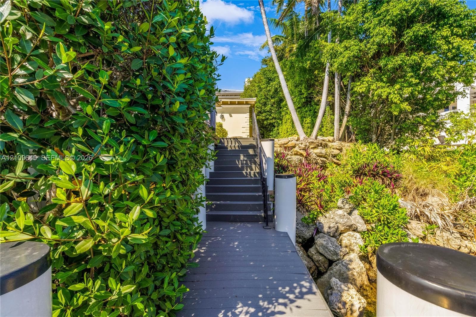 332 Costanera Rd photo 48