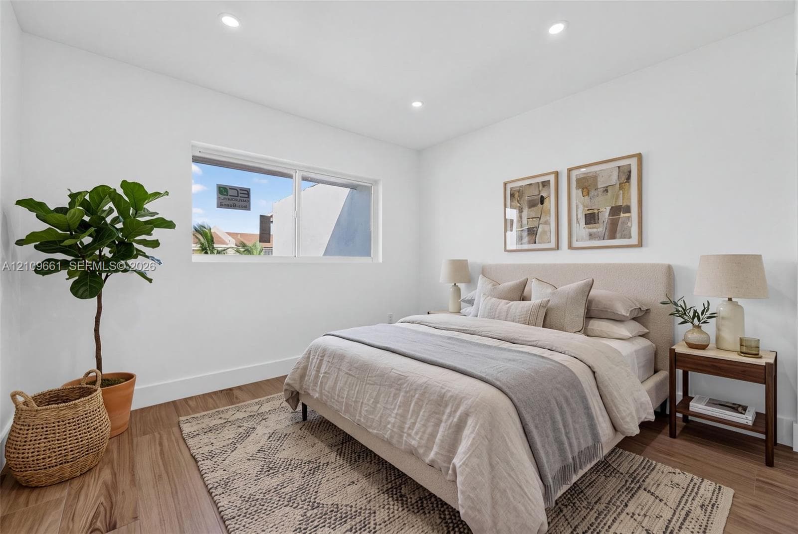 (AI-staged) Room featuring wood-finish flooring, recessed lighting, and a horizontal window