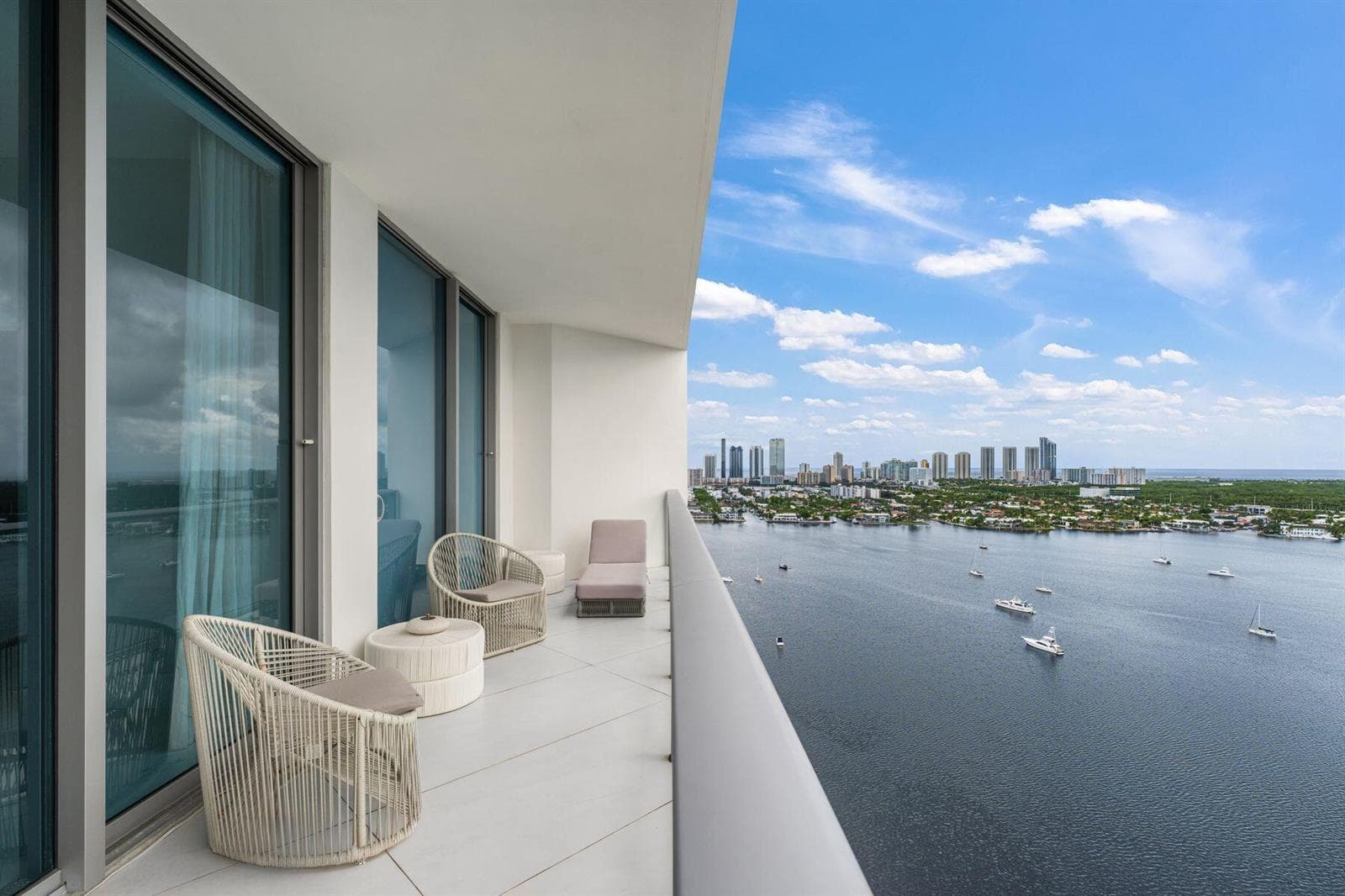 17301 Biscayne Blvd_1oakstudios_38