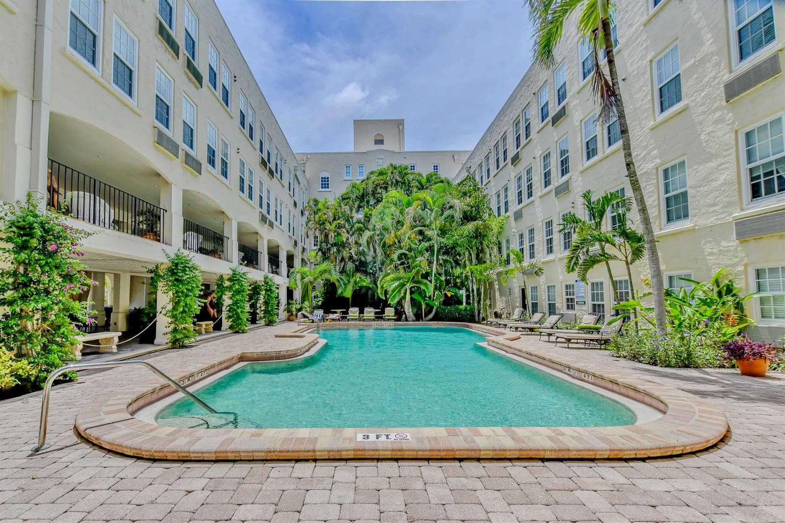 Palm Beach Hotel - Pool Area