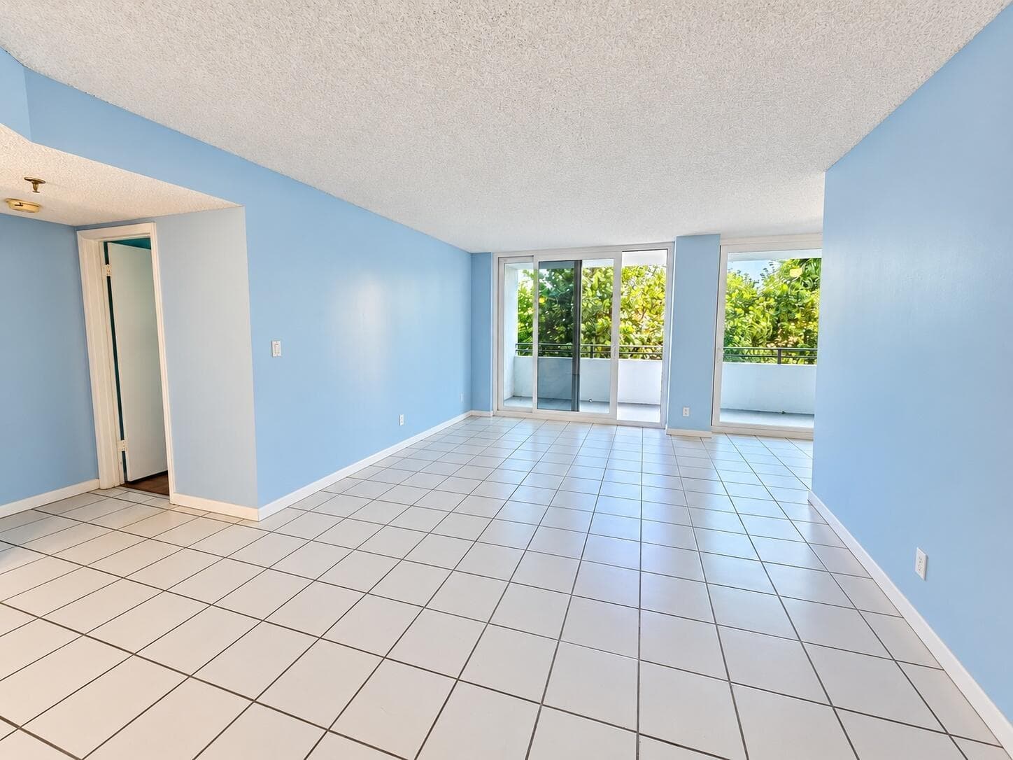 unstaged living room 1